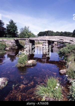 Historische denkmalgeschützte Steinklatschbrücke aus dem 13. Jahrhundert und Bogenbrücke aus den 1780er Jahren über den East Dart River bei Postbridge Devon Dartmoor England UK Stockfoto