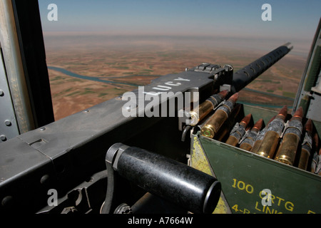 Lucy, ein Kaliber.50 Maschinengewehr, verweist auf eine dringende Kausalität Evakuierung aus der CH-46 Sea Knight in der Route. Stockfoto