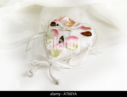 Herzförmige Beutel mit Rosen Stockfoto