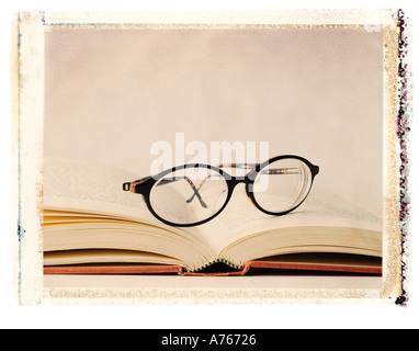 Brillen sitzen auf ein offenes Buch Stockfoto