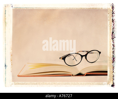 Brillen sitzen auf ein offenes Buch Stockfoto