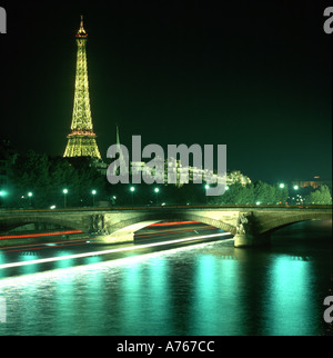 Eiffelturm und Seineufer Paris Frankreich Stockfoto