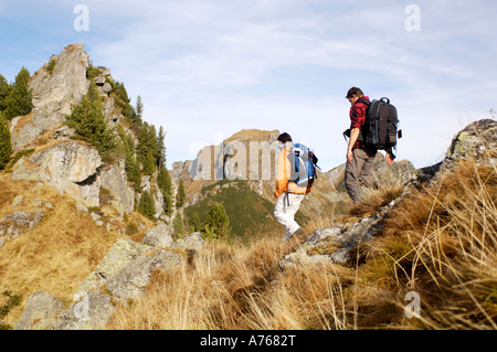 Paar Wandern in Bergen Stockfoto