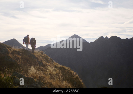 Paar Wandern in Bergen Stockfoto