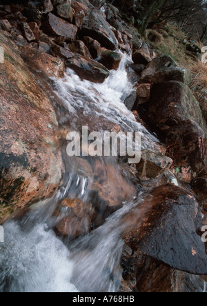 Kleiner Bach über Felsen Stockfoto