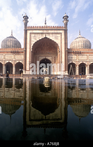 Jama Masjid Moschee spiegelt sich im Wasser im Tank HAUZ oder Waschung vor der Moschee Old Delhi Indien Stockfoto