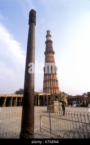 Qutb Minar und die Gupta Eisen Säule Delhi Indien Stockfoto