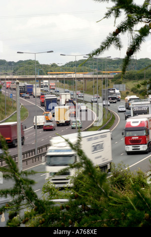 M62 in Richtung Hartshead Moor Dienstleistungen von der Brücke in der Nähe von Junction 25 mit mäßiger Verkehrsfluss Stockfoto