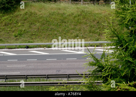 Autobahn M62 Yorkshire-Blick von der Brücke über der Fahrbahn Fahrbahn zu leeren, Barrieren und Sparren sichtbar Stockfoto