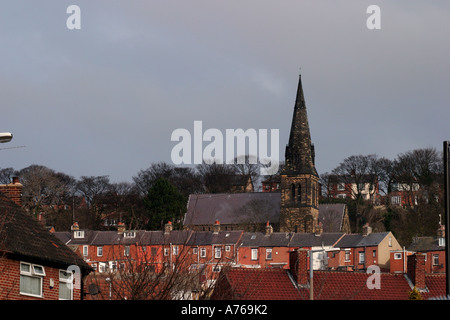 Worsbrough St. Thomas Church über Häuser sichtbar Stockfoto