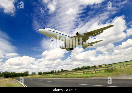 Breite Nahaufnahme eines Flugzeugs Landung auf einem Flughafen mit Klappen, Fahrwerk nach unten und den Boden im Blick. Stockfoto
