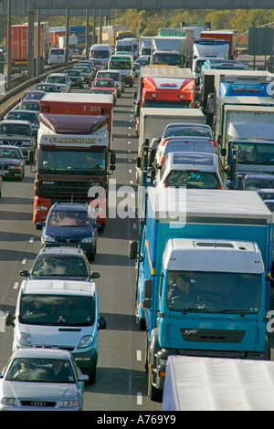 Eine komprimierte Sicht Luftaufnahme der Stau im Anflug auf der QE2-Brücke. Stockfoto