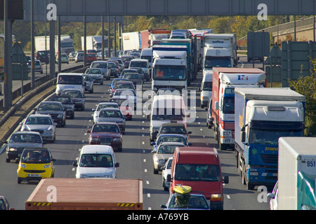 Eine komprimierte Sicht Luftaufnahme der Stau im Anflug auf der QE2-Brücke. Stockfoto