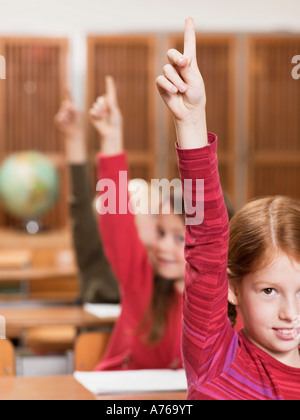 Mädchen (4-7) im Klassenzimmer, Hände, close-up Stockfoto