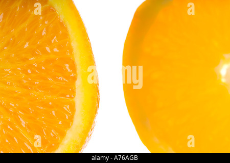 Makro von zwei runde Scheiben einer Orange auf einem reinen weißen Hintergrund. Stockfoto