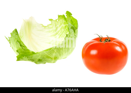 Salatblatt und Tomate auf einer rein weißen Hintergrund. Stockfoto