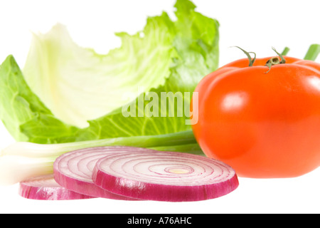 Auswahl an frischen Salat Gemüse, Salat, Frühlingszwiebeln, rote Zwiebel und Tomate, auf einer rein weißen Hintergrund. Stockfoto