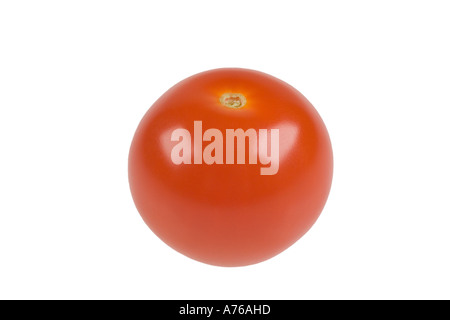 Kleine rote Kirschtomate auf einem reinen weißen Hintergrund. Stockfoto