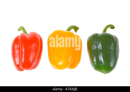 Drei ganz rot, grün und gelb gefärbten Paprika auf einem reinen weißen Hintergrund. Stockfoto