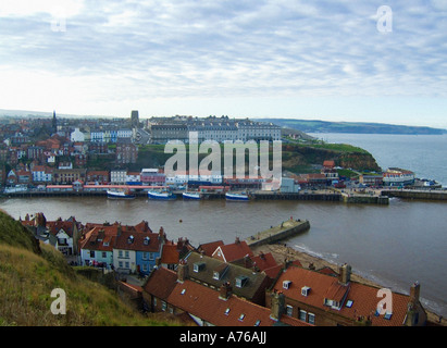 Blick über die Hafenmündung in Richtung West Cliff und Stadt von der St Mary's Church auf der East Cliff von Whitby, North Yorkshire, Großbritannien Stockfoto