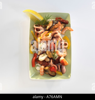 Meeresfrüchte Salat auf Teller Stockfoto