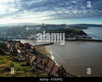 Blick über die Hafenmündung in Richtung West Cliff und Stadt von der St Mary's Church auf der East Cliff von Whitby, North Yorkshire, Großbritannien Stockfoto