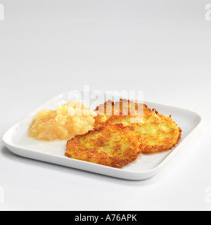 Kartoffel-Krapfen mit Apfel-Sauce auf Teller Stockfoto