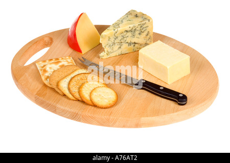 Stücke von Edam, Stilton und Cheddar Käse mit Keksen auf einer Käseplatte. Stockfoto