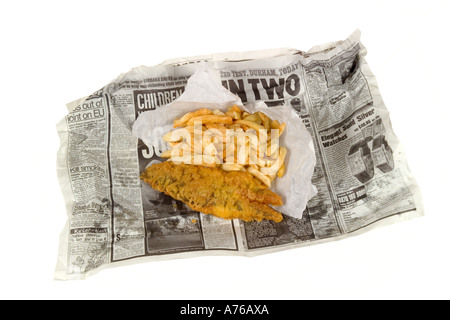 Traditionellen Fish And Chips in Zeitungspapier auf einem reinen weißen Hintergrund eingewickelt. Stockfoto