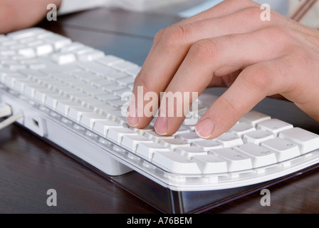 Person, die Eingabe über Tastatur, Nahaufnahme Stockfoto