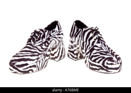 Gefälschte Zebra Fell Plateau-Schuhe auf einem reinen weißen Hintergrund. Stockfoto