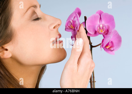 Junge Frau, die duftenden Blüten, Nahaufnahme Stockfoto