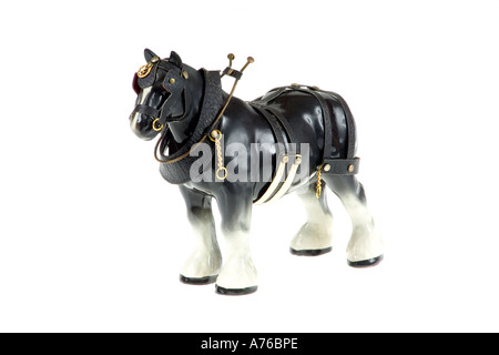 Kitsch Keramik Shire Horse auf einem reinen weißen Hintergrund. Stockfoto