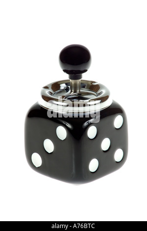 Kitsch Neuheit schwarze und weiße Würfel Aschenbecher auf einem reinen weißen Hintergrund. Stockfoto