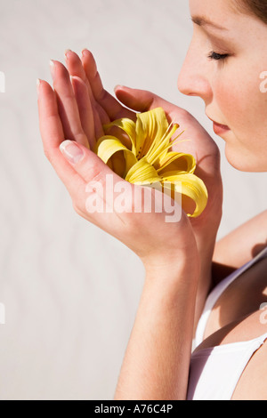 Frau Holding gelbe Lilie Stockfoto