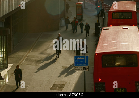Pendler und Busse in Bishopsgate, City of London, England, UK Stockfoto