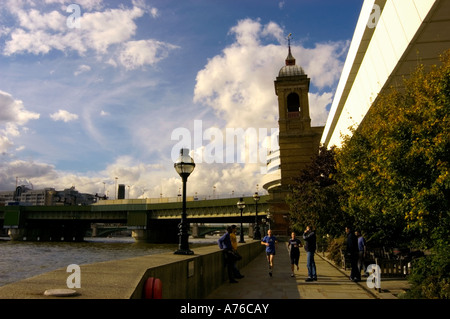 Cannon Street Railway Bridge und Damm, Central London, England, UK Stockfoto