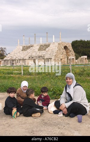 Mutter und Kinder sitzen im Hippodrom in Reifen der Libanon Stockfoto