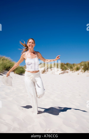 Frau laufen am Strand Stockfoto