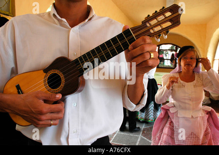 Timple Gitarre traditionelle Tanz mit Kleidern, entworfen von dem Künstler Nestor Pueblo Canario Messe Las Palmas de GRAN CANARIA Stockfoto