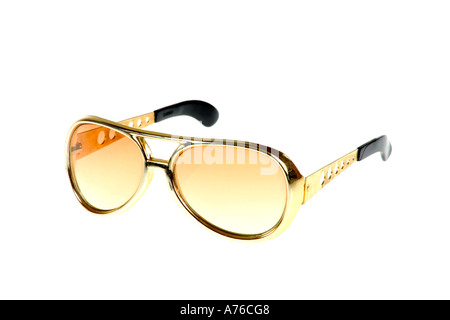 Paar von Retro-gold Elvis Presley Sonnenbrille auf einer rein weißen Hintergrund. Stockfoto