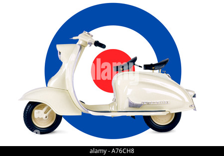 Weißer Spielzeug Lambretta Motorroller gegen das MOD Symbol auf einer rein weißen Hintergrund. Stockfoto