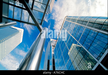 Eine abstrakte Sicht von Canary Wharf und seiner modernen, zeitgenössischen Architektur vor blauem Himmel. Stockfoto