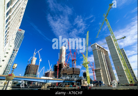 Mit seiner riesigen Kränen Weitwinkel-Blick auf die Konstruktion und Bau von Canary Wharf. Stockfoto