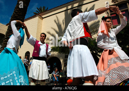 Traditioneller Tanz mit Kleid entworfen vom Künstler Nestor Pueblo Canario Messe Las Palmas de Gran Canaria GRAN CANARIA Spanien Stockfoto