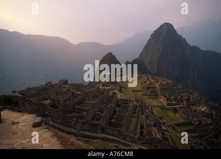 Machu Picchu mit Huaynu Picchu im frühen Morgenlicht Stockfoto