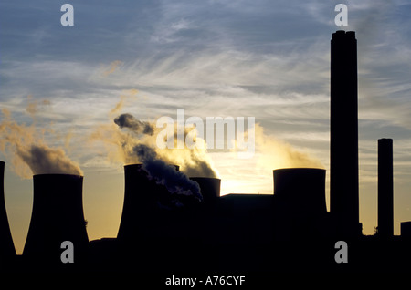 Ratcliffe auf sauer Kohle abgefeuert Kraftwerk bei Sonnenuntergang mit Dampf aus den Schornsteinen bauschte. Stockfoto