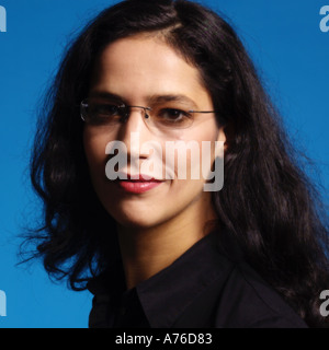Porträt junge Frau mit Brille Stockfoto