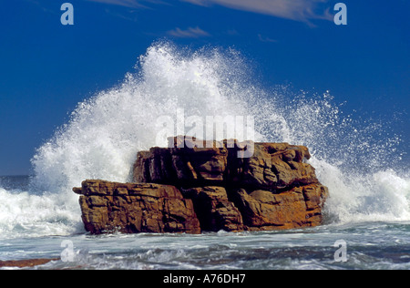 Weiße Gischt Absturz über Felsen vor blauem Himmel. Stockfoto