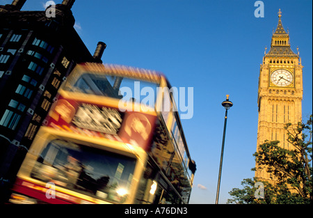 Tourist-Doppeldecker-Bus fahren vorbei an Big Ben und Portcullis House - langsame Verschlusszeit für Bewegungsunschärfe des Busses. Stockfoto